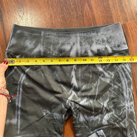 Lululemon Ebb To Street Tight *Wash Stone Wash
Graphite Grey Leggings size 12 - Picture 3 of 15